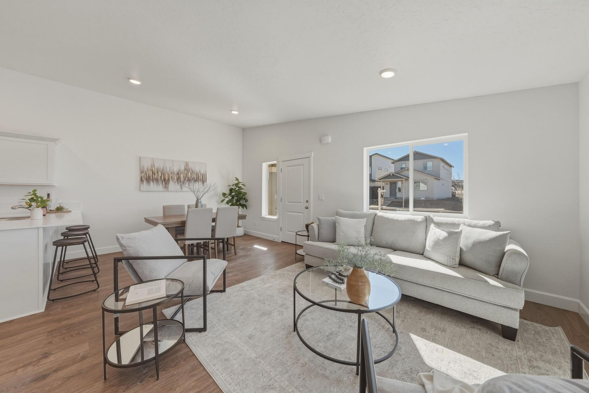 4115 Southwest Obsidian Place, Unit 156 Redmond, OR 97756 - Photo 4 of 24 Great Natual light