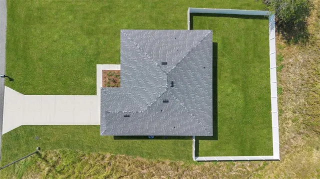 a view of a back yard