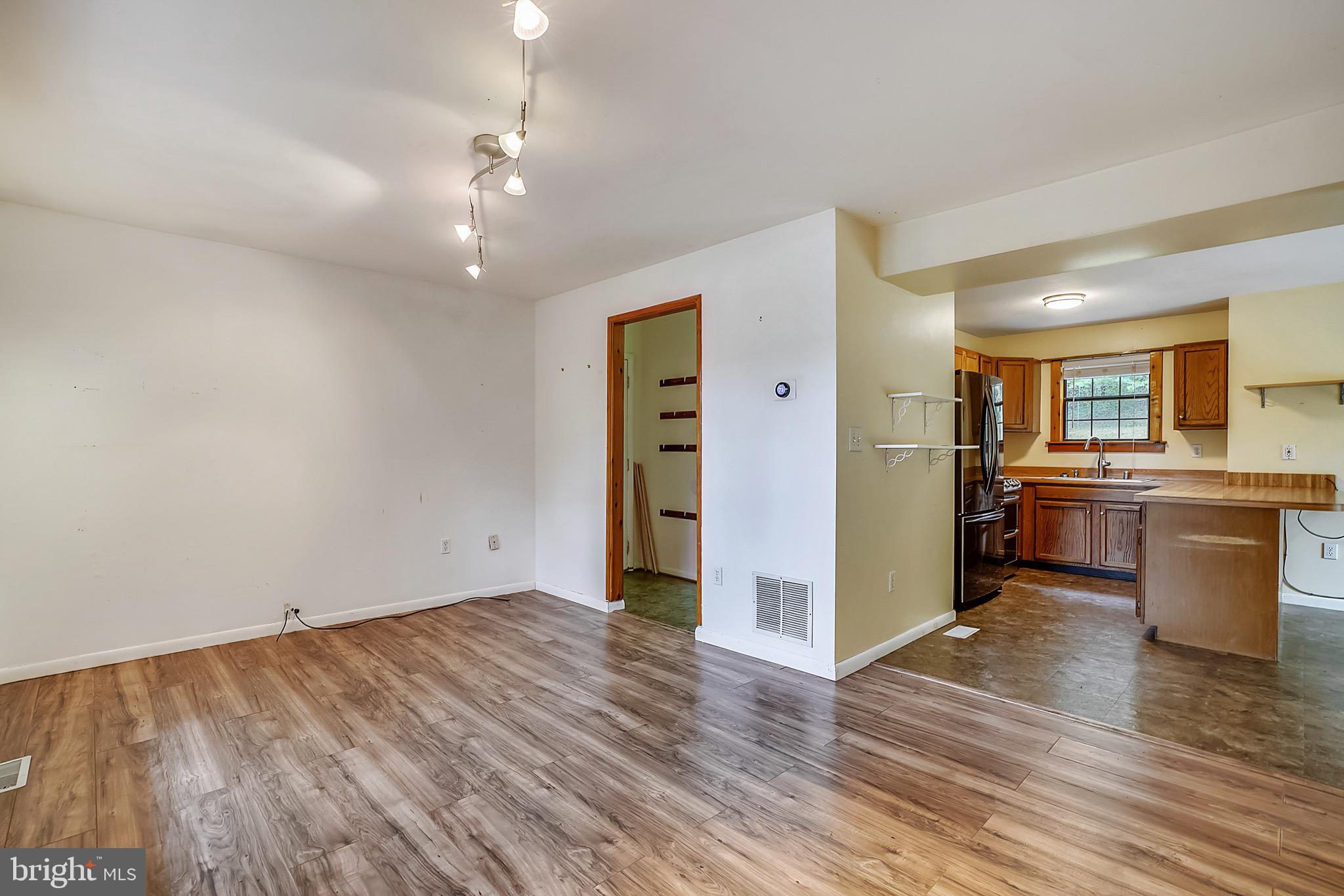 345 Woodland Road Pasadena, MD 21122 - Photo 4 of 37