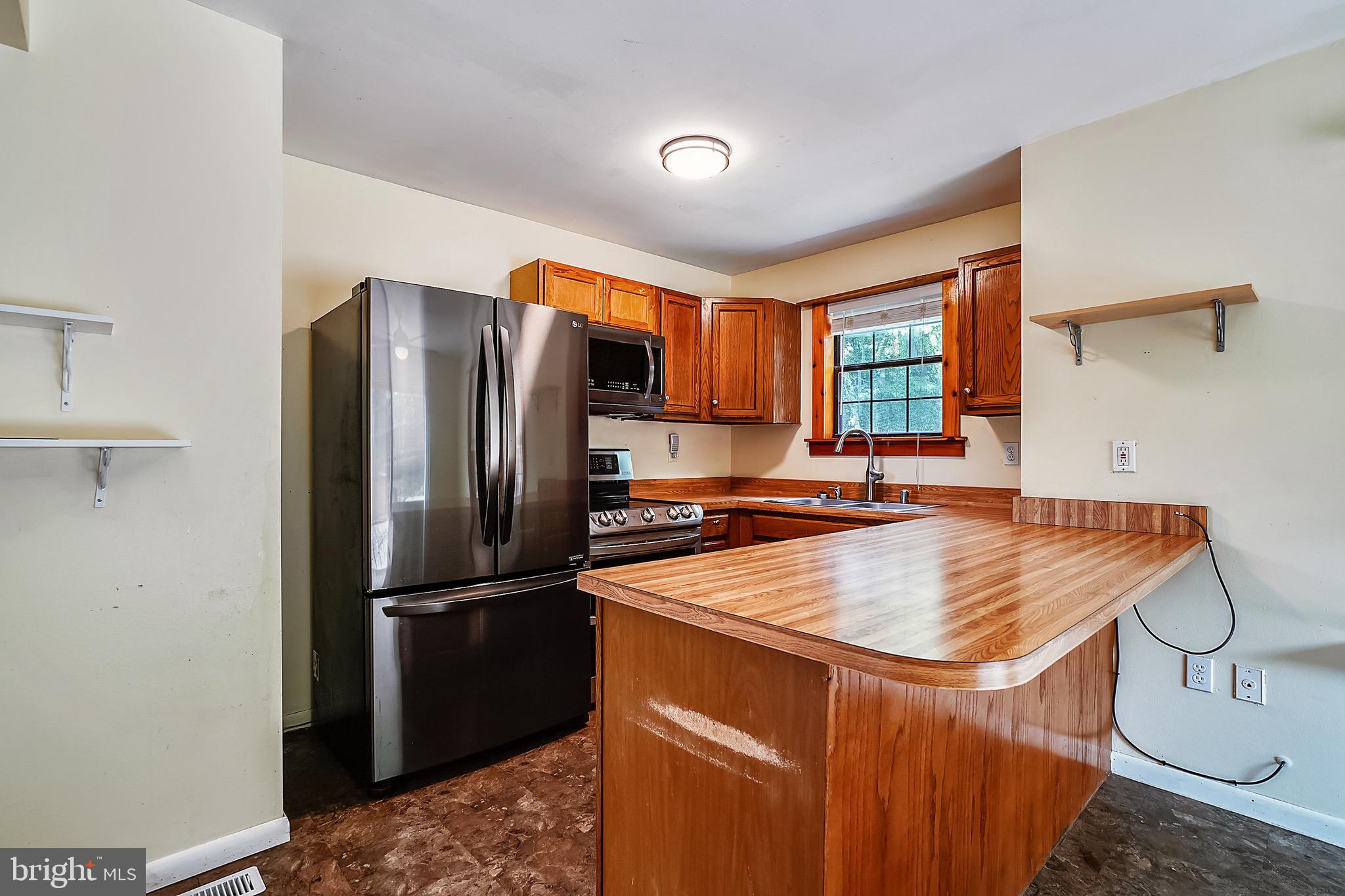 345 Woodland Road Pasadena, MD 21122 - Photo 6 of 37