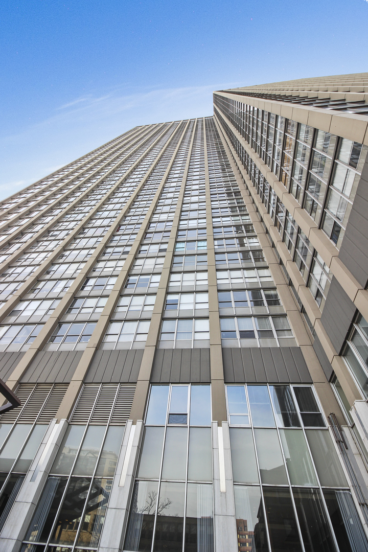 655 West Irving Park Road, Unit 5310 Chicago, IL 60613 - Photo 3 of 21