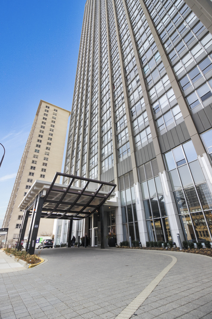 655 West Irving Park Road, Unit 5310 Chicago, IL 60613 - Photo 4 of 21 a view of a balcony