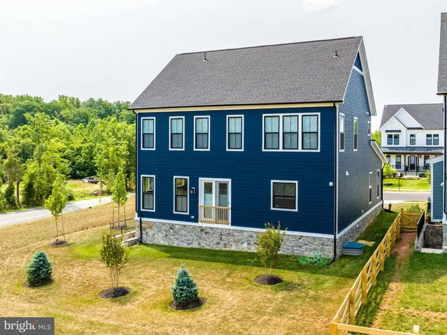 a picture of a wall with a white wall