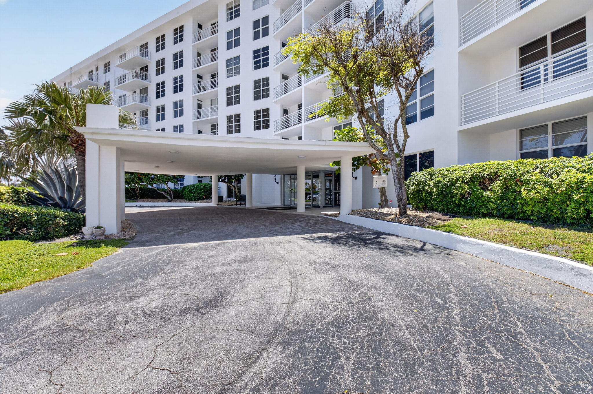2851 South Ocean Boulevard, Unit 5M Boca Raton, FL 33432 - Photo 46 of 46 Circular Driveway