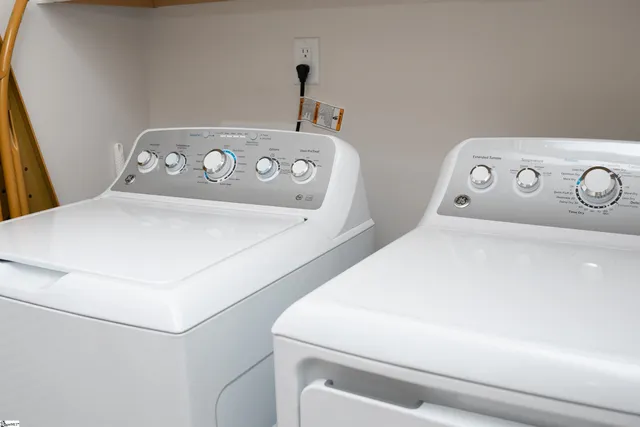 $2,300 | 17 Rollins Avenue, Greenville, SC 29607