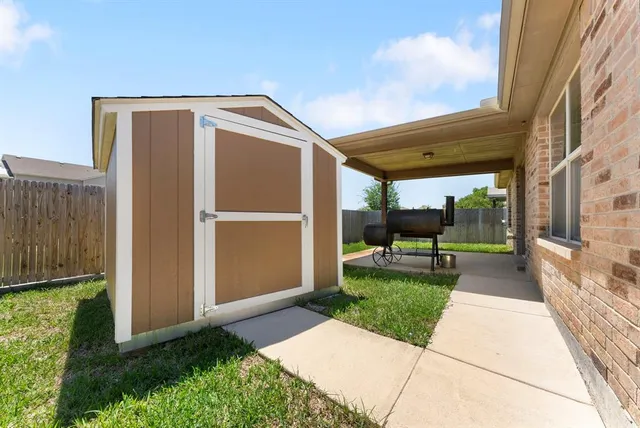 a view of a house with backyard and porch
