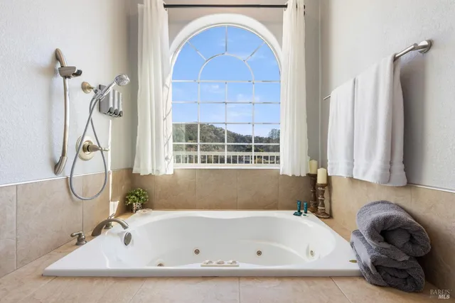 $640,000 | 11115 Lakeshore Drive, Clearlake, CA 95422