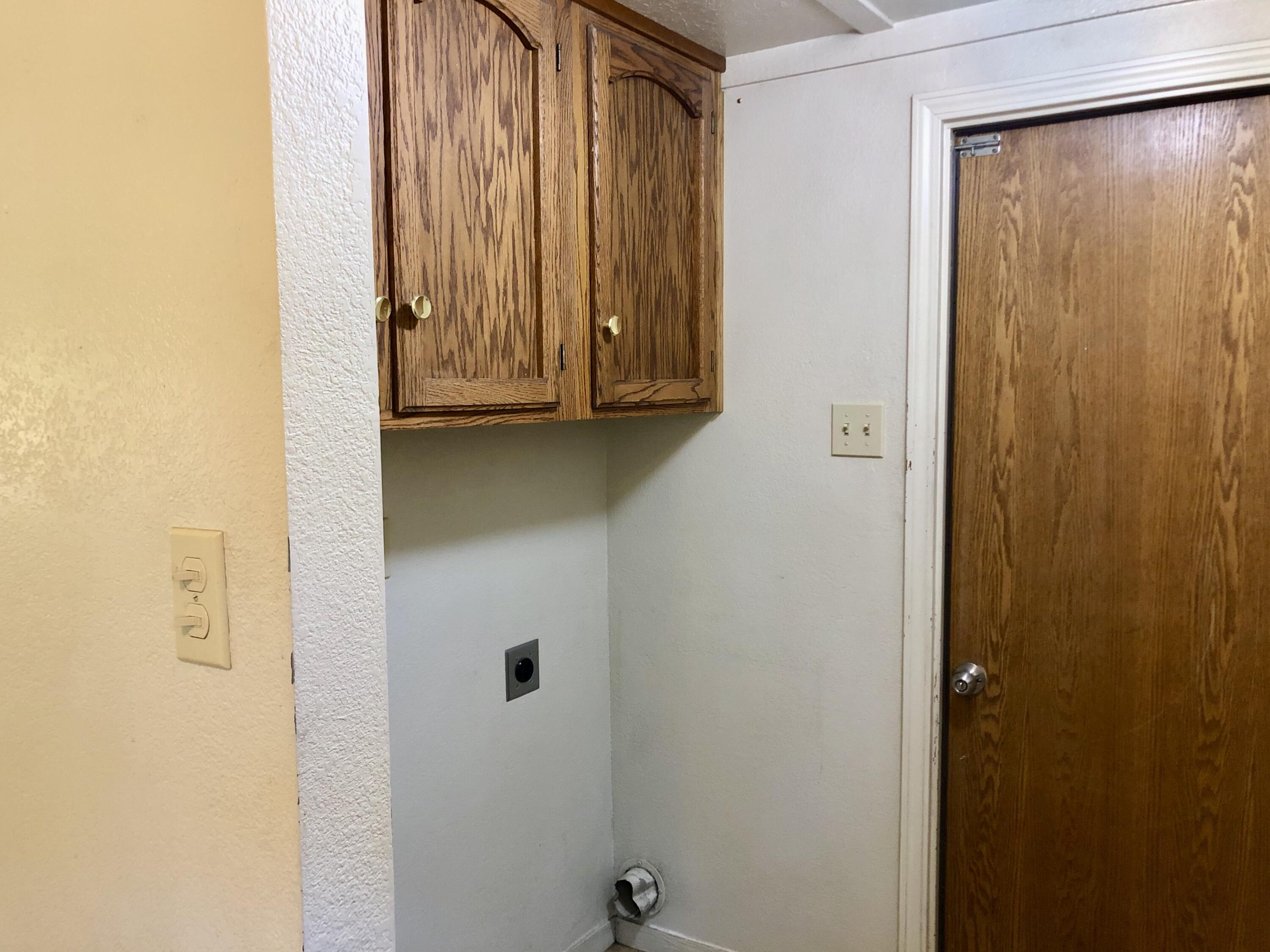 15974 Jackpine Road La Pine, OR 97739 - Photo 19 of 29 Laundry and east entry