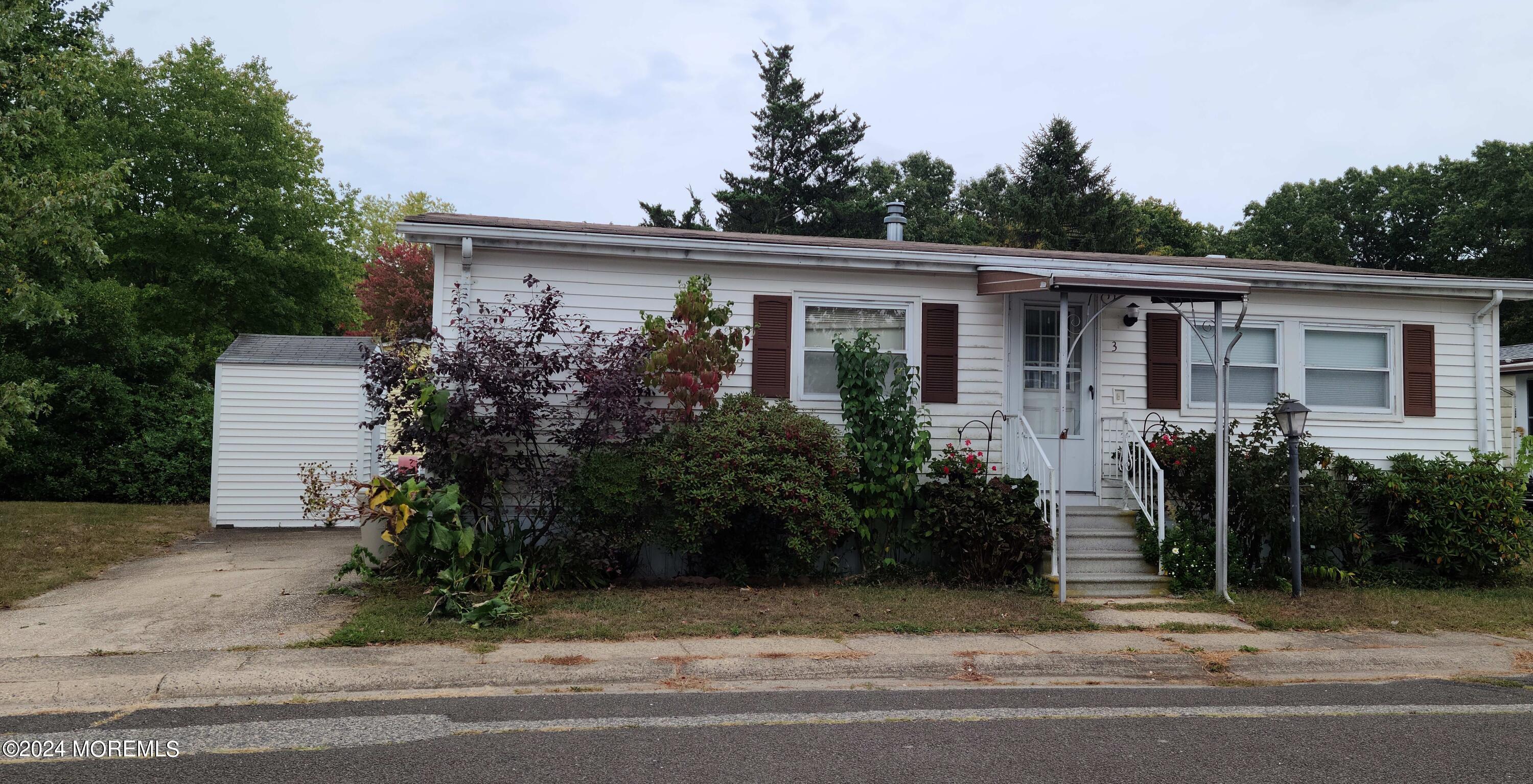 a view of a house with a yard and plants