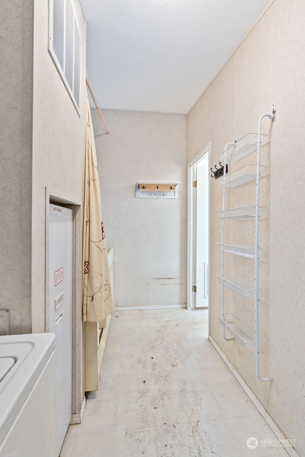 422 Meier Road Winlock, WA 98596 - Photo 23 of 40 a bathroom with a shower and a tub