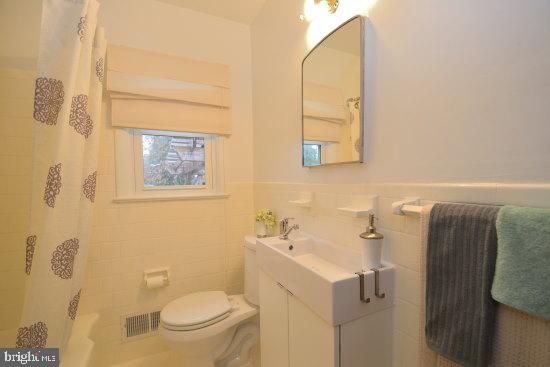 8200 Sonar Road Clinton, MD 20735 - Photo 6 of 16 Full Bathroom View