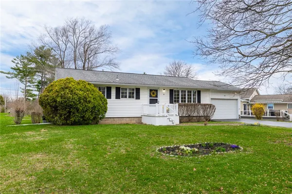 $199,900 | 41 Fox Chapel Road, Henrietta, NY 14534