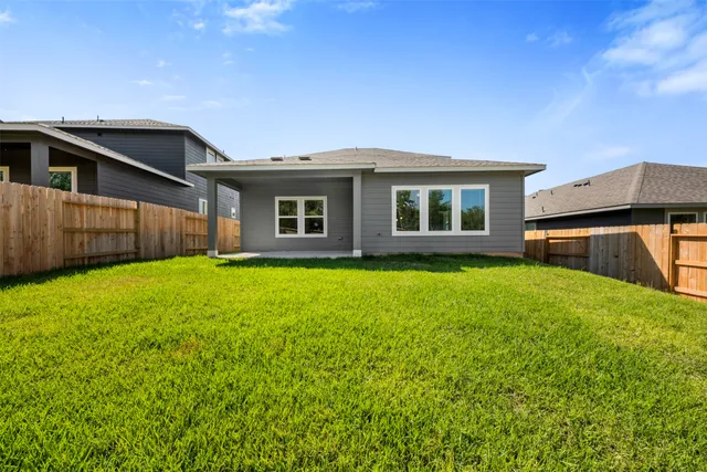 a view of a house with backyard and garden
