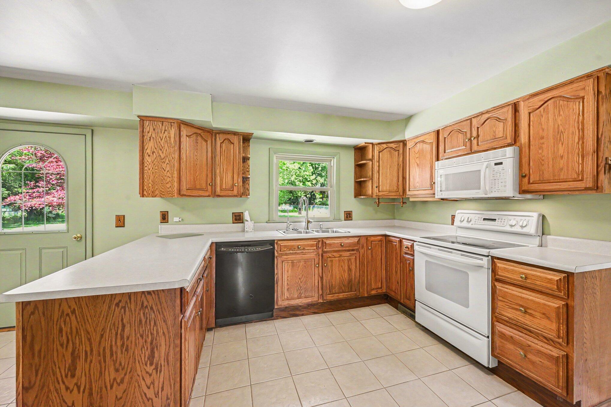 2556 Angling Road Kalamazoo, MI 49008 - Photo 6 of 26 006_file_2620