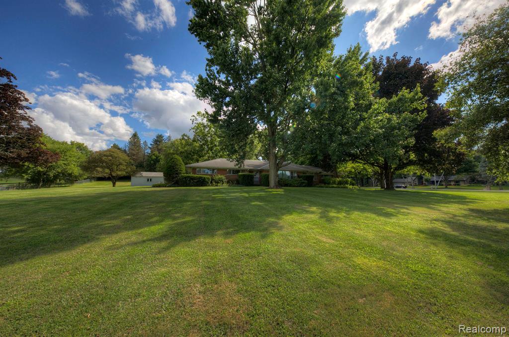 48707 Eight Mile Road Northville, MI 48167 - Photo 40 of 54