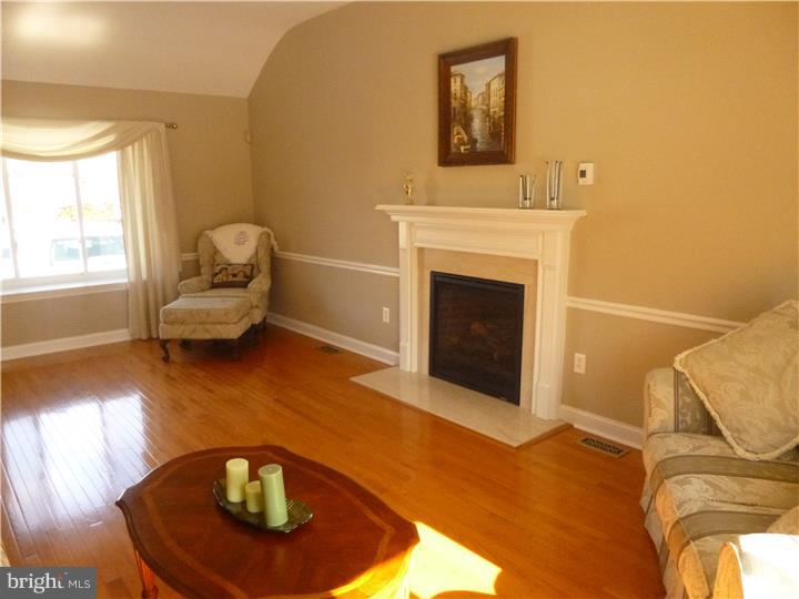 19 Upton Way Sewell, NJ 08080 - Photo 3 of 22 Living Room