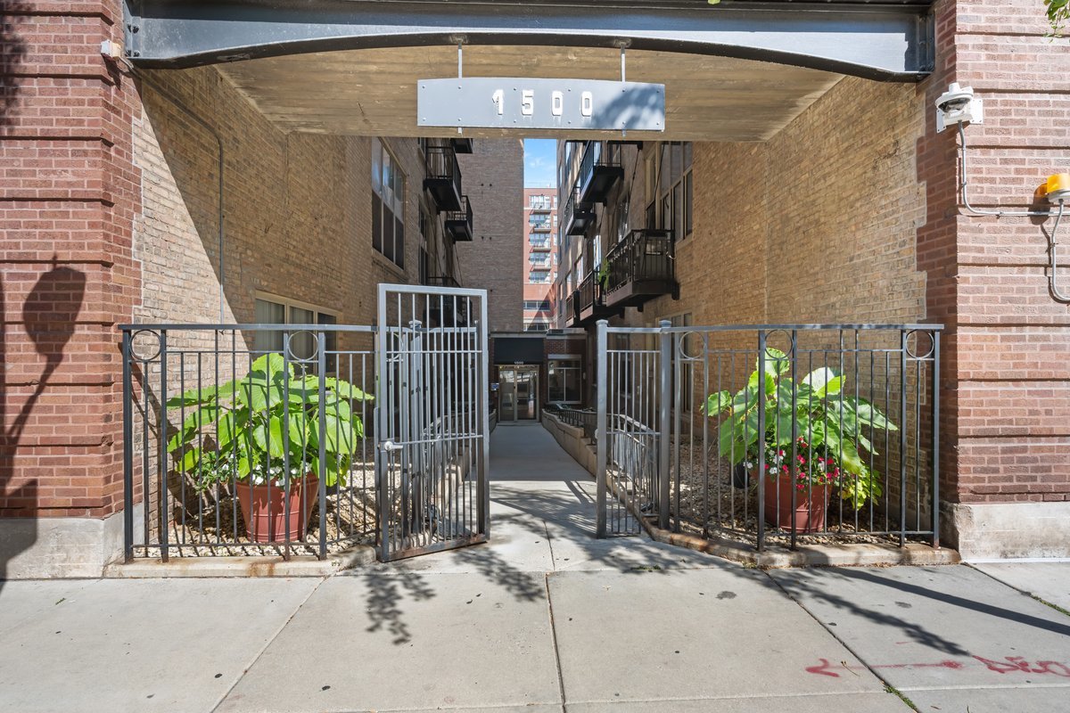 1500 West Monroe Street, Unit 409 Chicago, IL 60607 - Photo 4 of 9