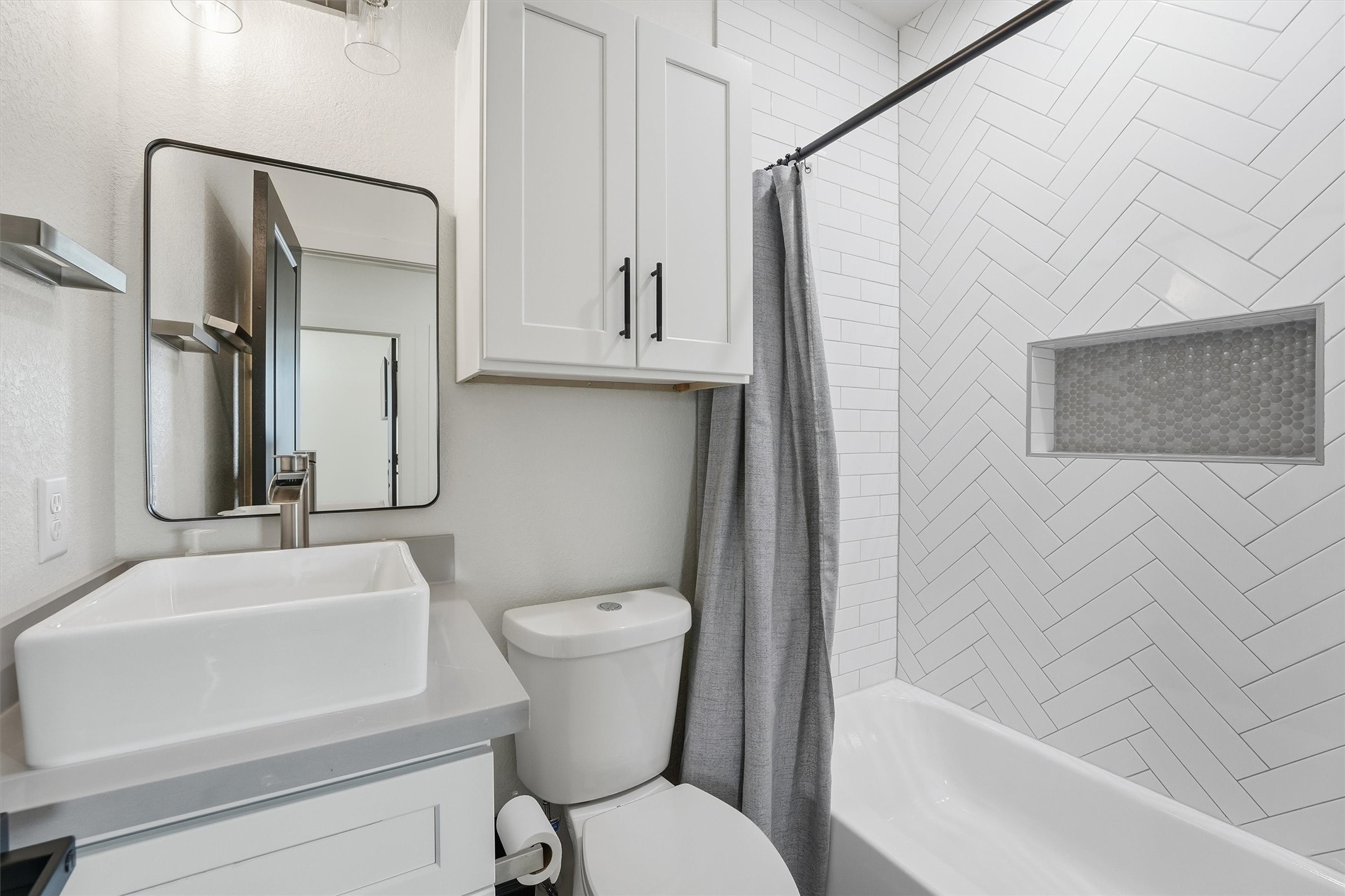 7908 Brandon Street, Unit B Houston, TX 77051 - Photo 12 of 19 Full shower/tub combo upstairs