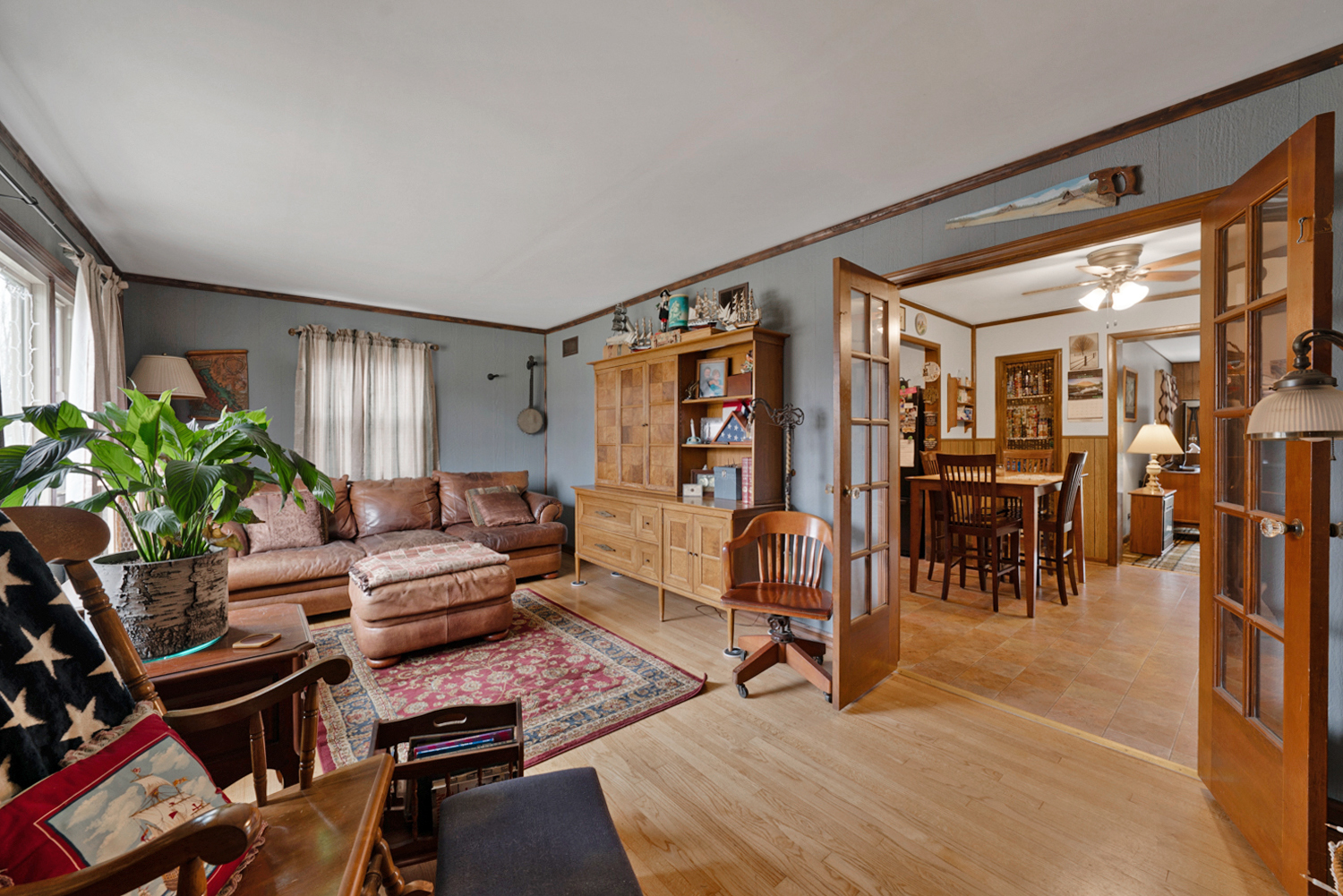 10943 Princess Avenue Chicago Ridge, IL 60415 - Photo 3 of 18 a livingroom with furniture and a potted plant
