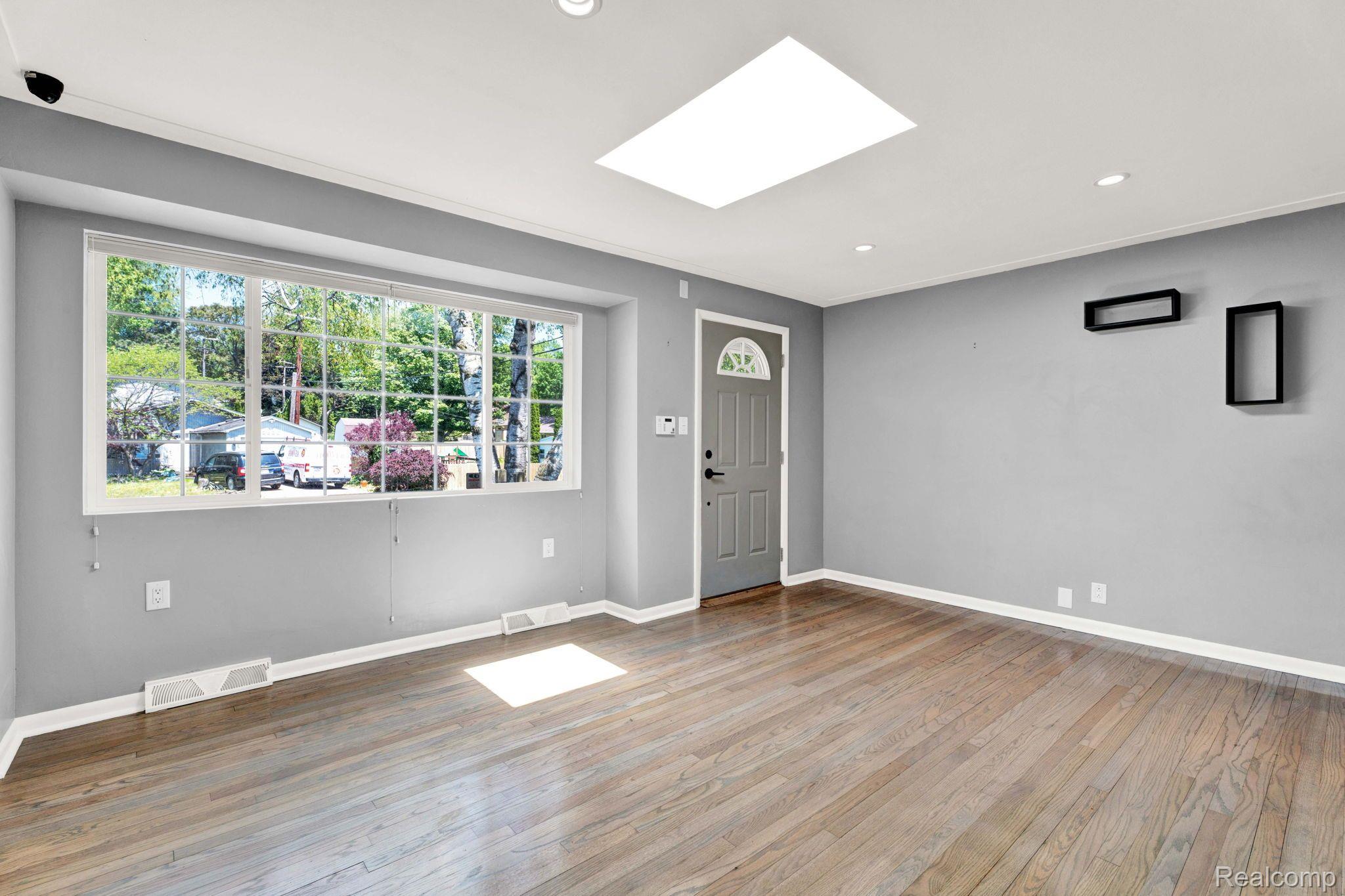 3835 Elmhurst Road Waterford, MI 48328 - Photo 12 of 44 Living Room