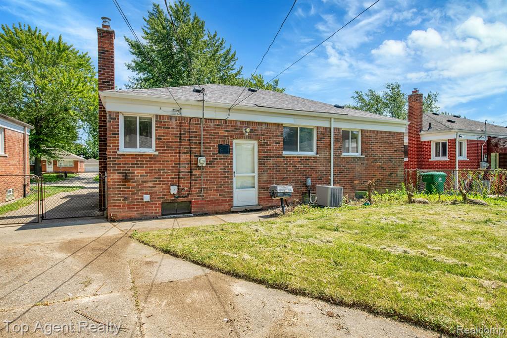 23303 Teppert Avenue Eastpointe, MI 48021 - Photo 25 of 32