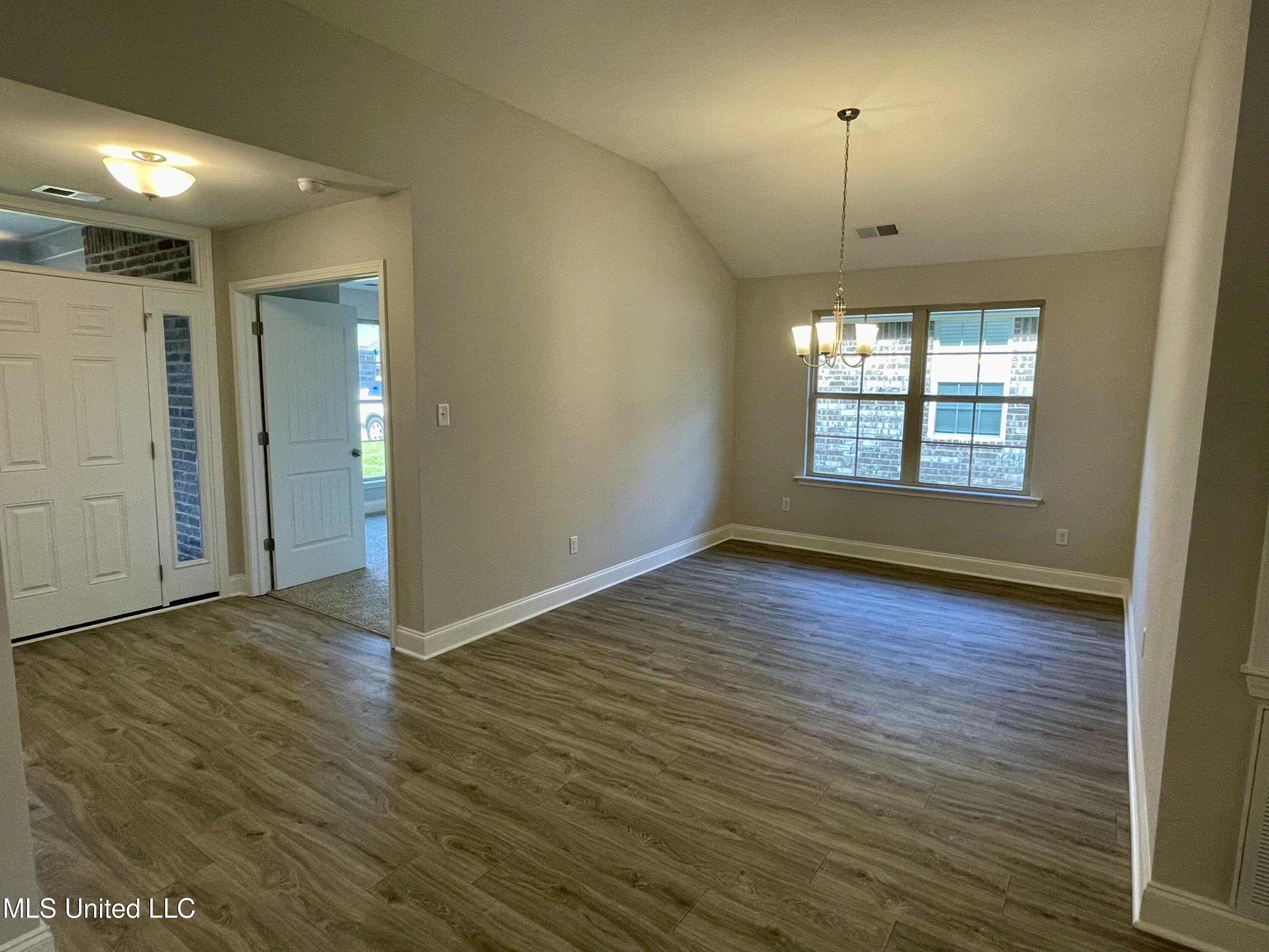 1663 Cambria Drive Southaven, MS 38671 - Photo 3 of 13 B853A076-7601-4F3C-BCEA-3699015836D0