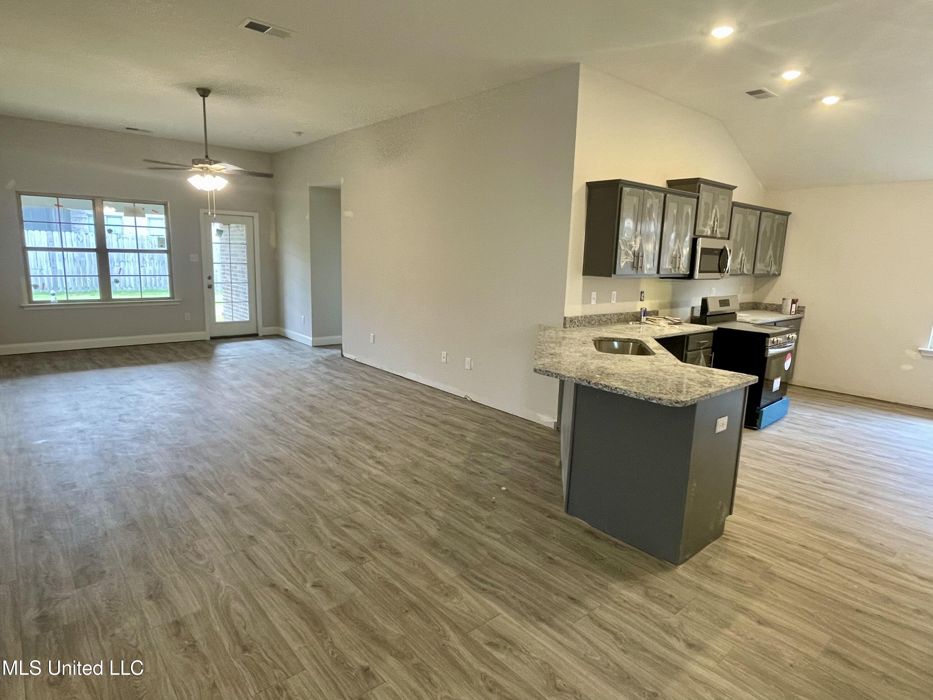 1663 Cambria Drive Southaven, MS 38671 - Photo 6 of 13 E67B1468-4F46-4178-81D6-0B5E7AC0AD7E