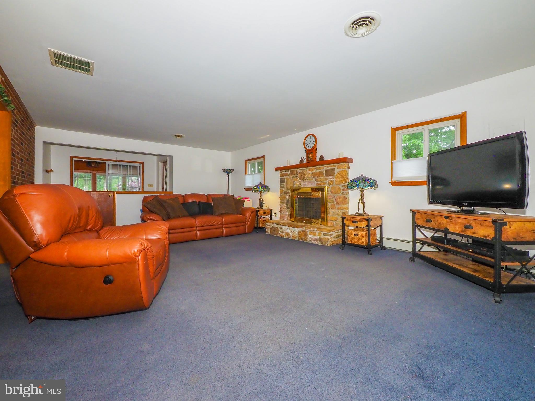 2739 Manchester Road Westminster, MD 21157 - Photo 22 of 43 Living room
