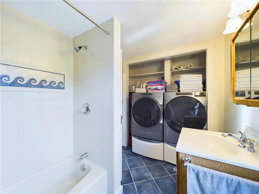 1087 Lakeside Drive Block Island, RI 02807 - Photo 19 of 33