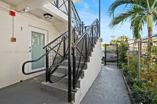 $1,925 | 7315 Byron Avenue, Unit 10, Miami Beach, FL 33141
