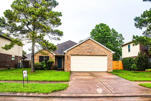 $2,000 | 3109 Berryfield Lane, Pearland, TX 77581
