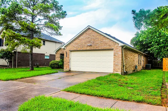 $2,000 | 3109 Berryfield Lane, Pearland, TX 77581