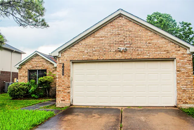 $2,000 | 3109 Berryfield Lane, Pearland, TX 77581