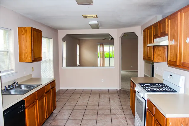 $2,000 | 3109 Berryfield Lane, Pearland, TX 77581