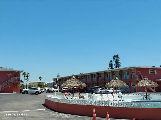 a view of houses with sky view