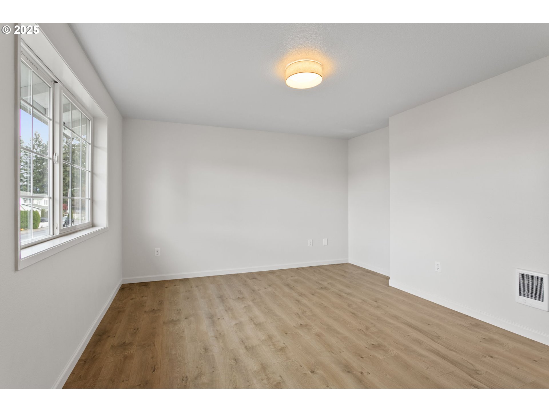 16301 Northeast 77th Circle Vancouver, WA 98682 - Photo 26 of 44 a view of an empty room and window