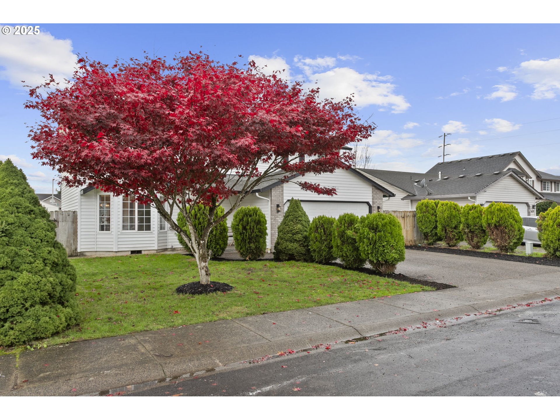 16301 Northeast 77th Circle Vancouver, WA 98682 - Photo 3 of 44 a backyard of a house with lots of green space
