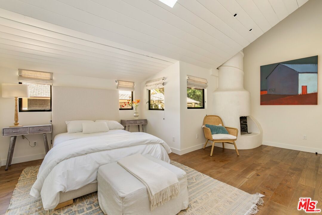 3099 Mandeville Canyon Road Los Angeles, CA 90049 - Photo 43 of 50 a bed room with a bed and a chair