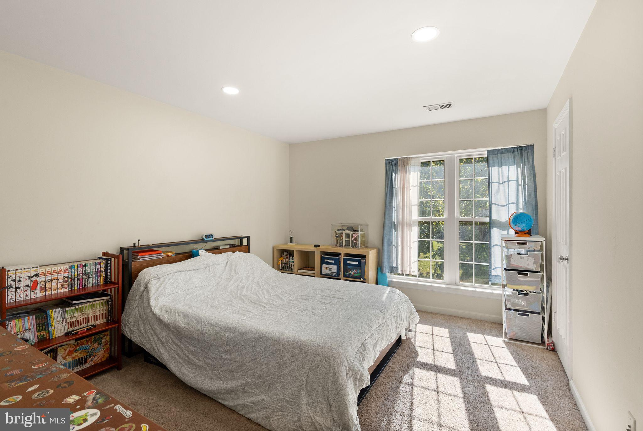 6905 Keyser Way Alexandria, VA 22310 - Photo 20 of 50 a bedroom with a bed and a window