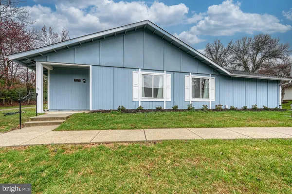 a view of a house with backyard and garden