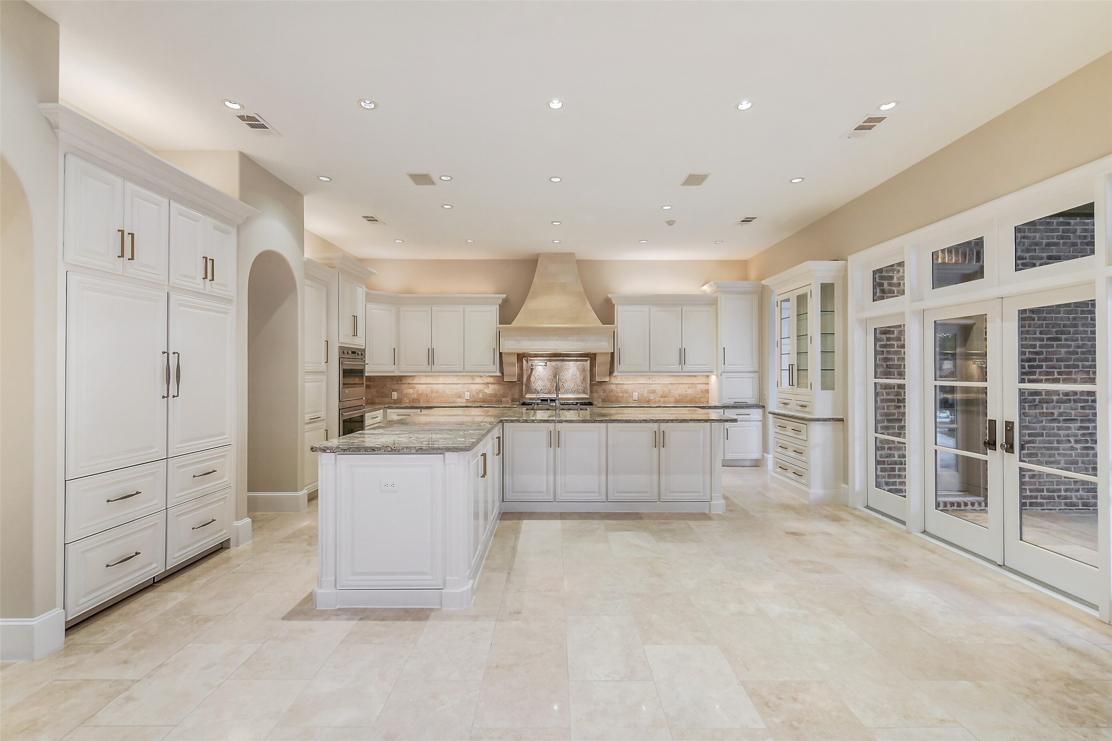 5626 Terwilliger Way Houston, TX 77056 - Photo 11 of 47 a large kitchen with kitchen island a sink a stove and a refrigerator