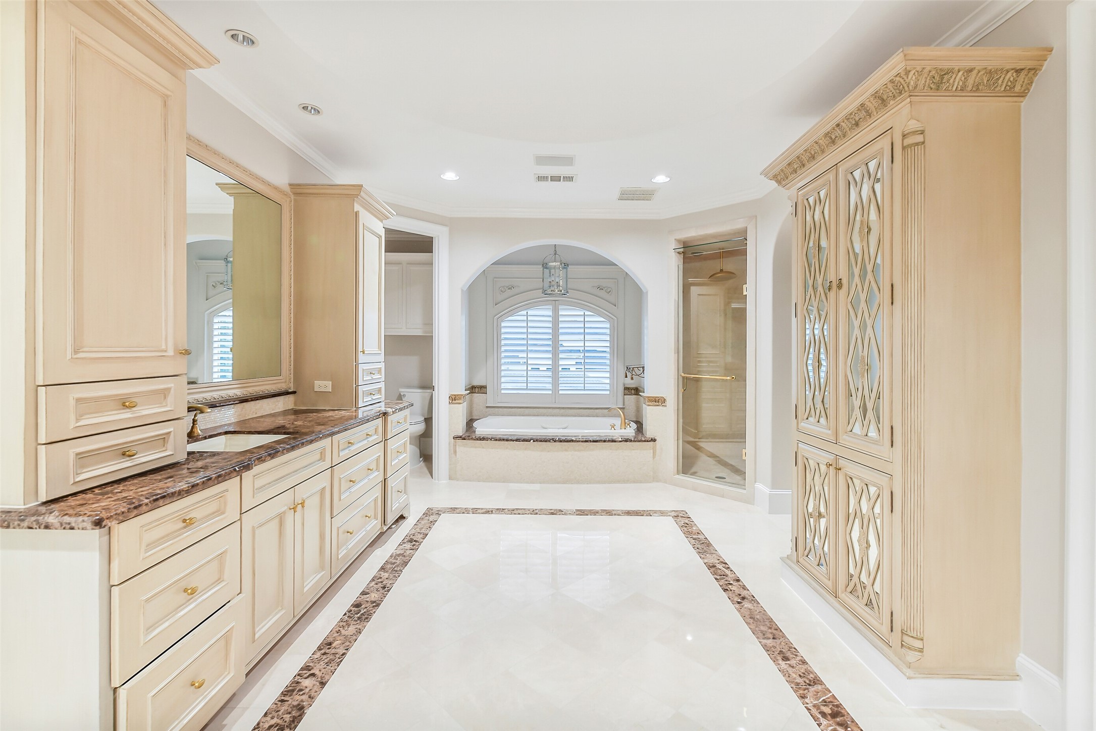 5626 Terwilliger Way Houston, TX 77056 - Photo 19 of 47 a large white kitchen with a large window