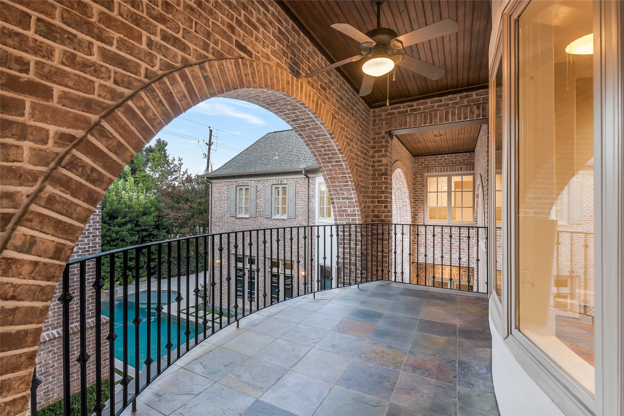 5626 Terwilliger Way Houston, TX 77056 - Photo 24 of 47 a view of a balcony