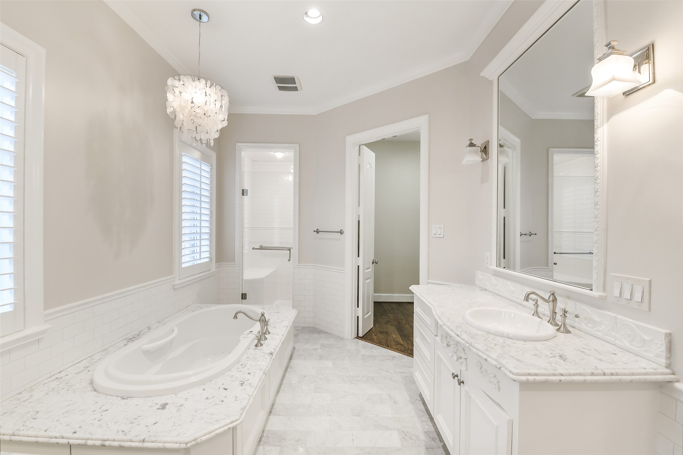 5626 Terwilliger Way Houston, TX 77056 - Photo 28 of 47 a bathroom with a tub sink and mirror