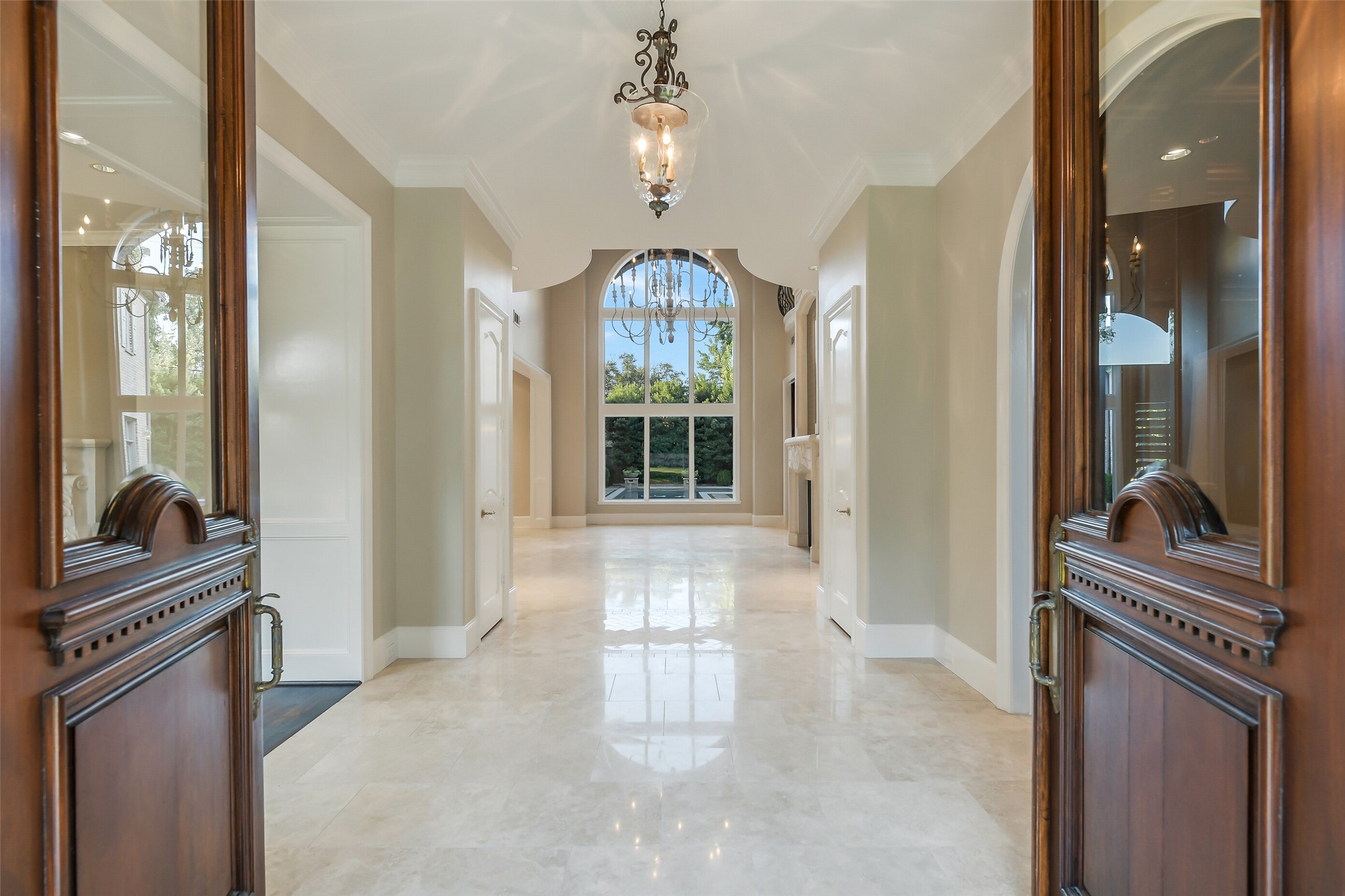 5626 Terwilliger Way Houston, TX 77056 - Photo 3 of 47 a view of a hallway with windows