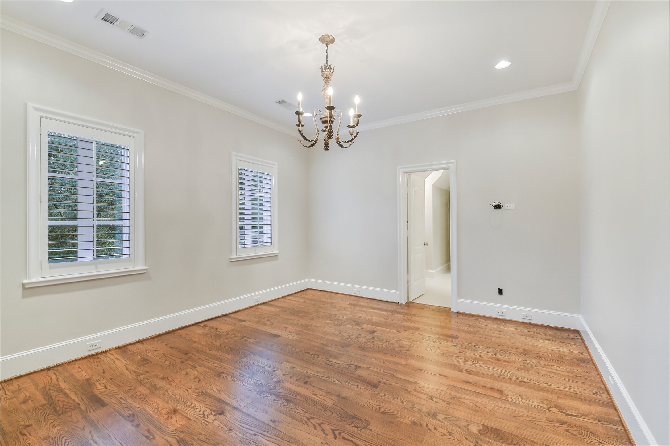 5626 Terwilliger Way Houston, TX 77056 - Photo 31 of 47 a view of an empty room with a window