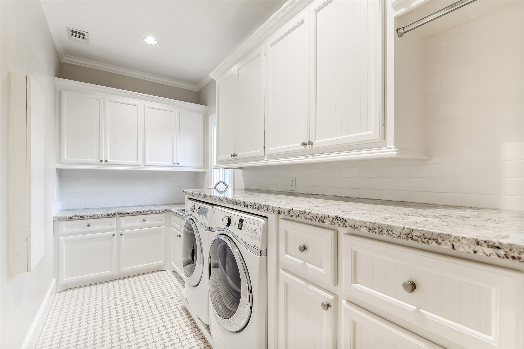 5626 Terwilliger Way Houston, TX 77056 - Photo 32 of 47 a utility room with sink dryer and washer
