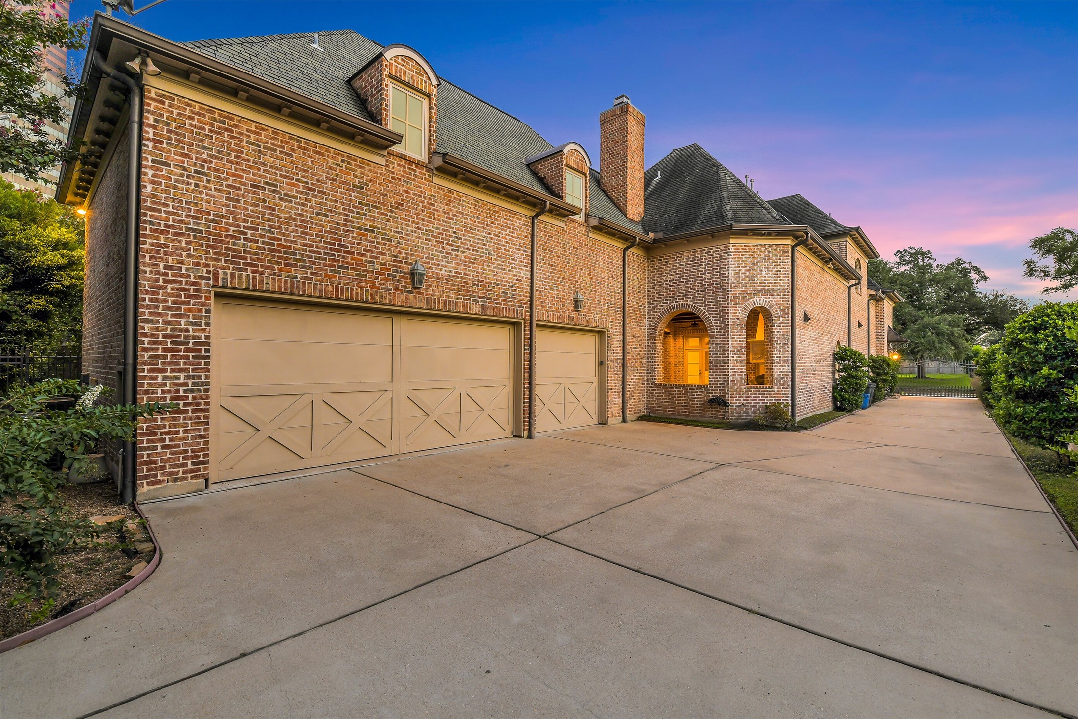 5626 Terwilliger Way Houston, TX 77056 - Photo 36 of 47 a front view of a house with garden