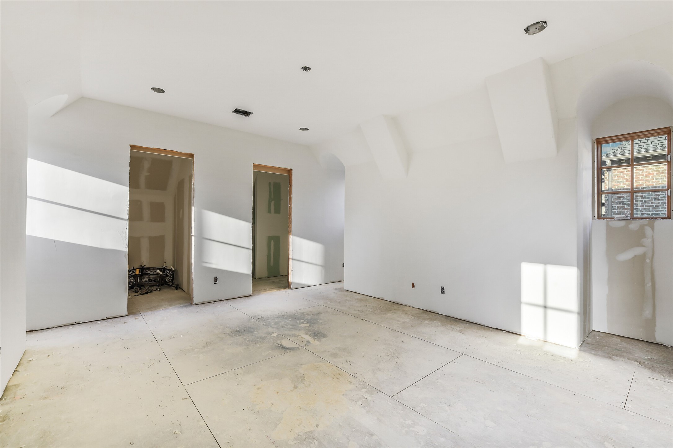5626 Terwilliger Way Houston, TX 77056 - Photo 37 of 47 a view of an empty room with closet