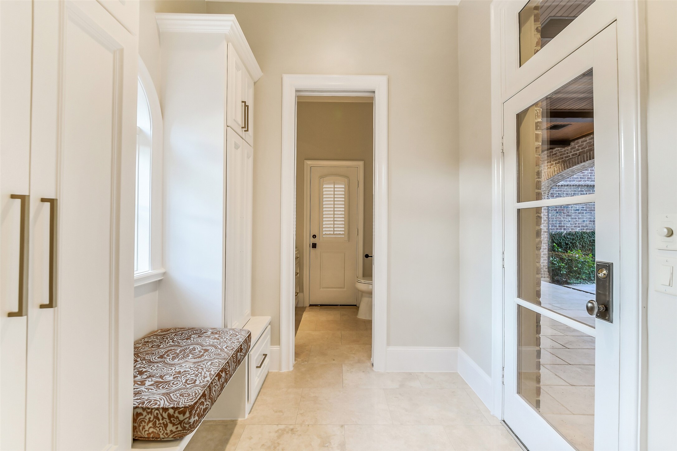 5626 Terwilliger Way Houston, TX 77056 - Photo 43 of 47 a view of room with window and bathroom